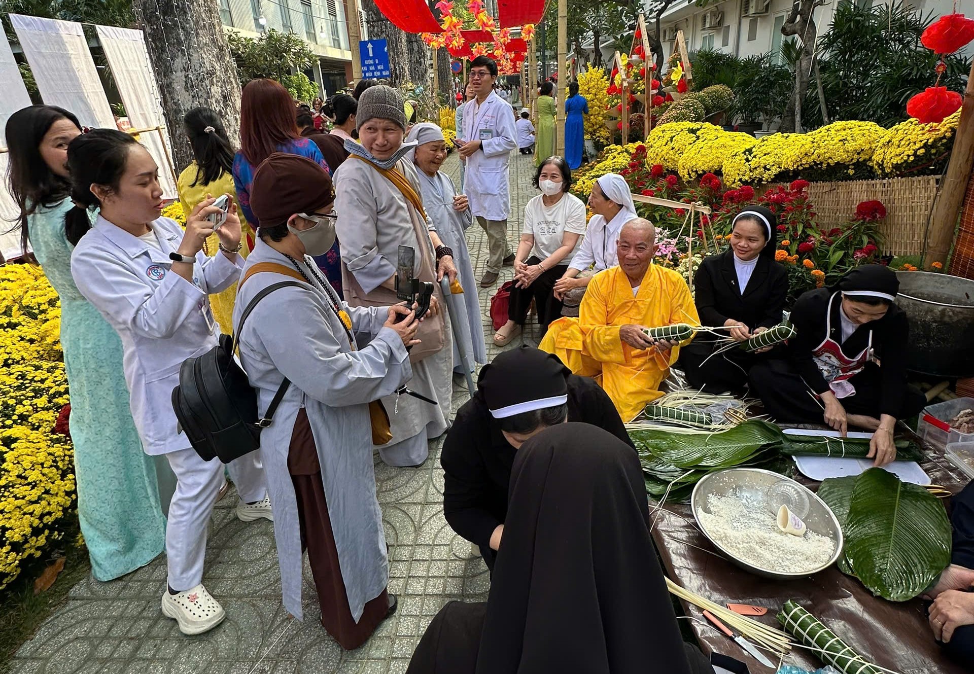 Văn phòng Hội đồng Giám mục Việt Nam chung tay trao quà Xuân đến bệnh nhân
